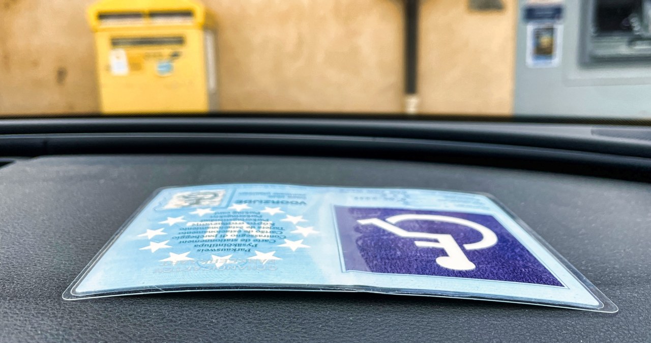 Karty parkingowe dla niepełnosprawnych na wagę złota. Samorządy walczą z brakami