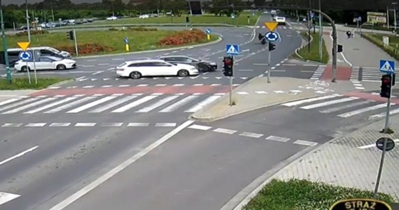 Wjechał na rondo na czerwonym świetle. O włos od tragedii