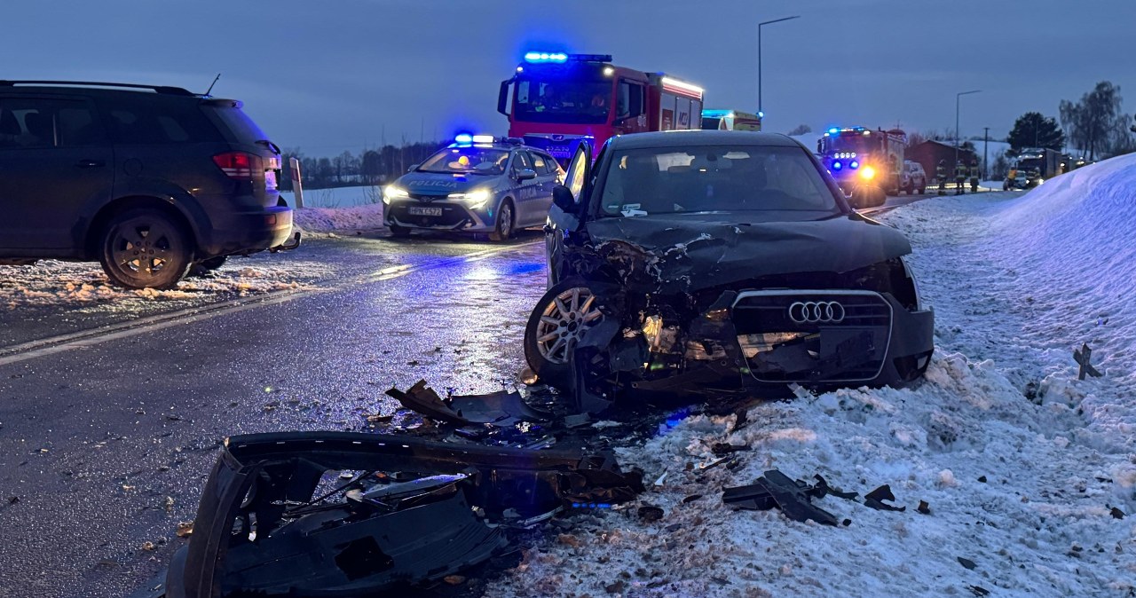 Czołowe zderzenie Dodge'a z Audi. Dzieci wśród rannych