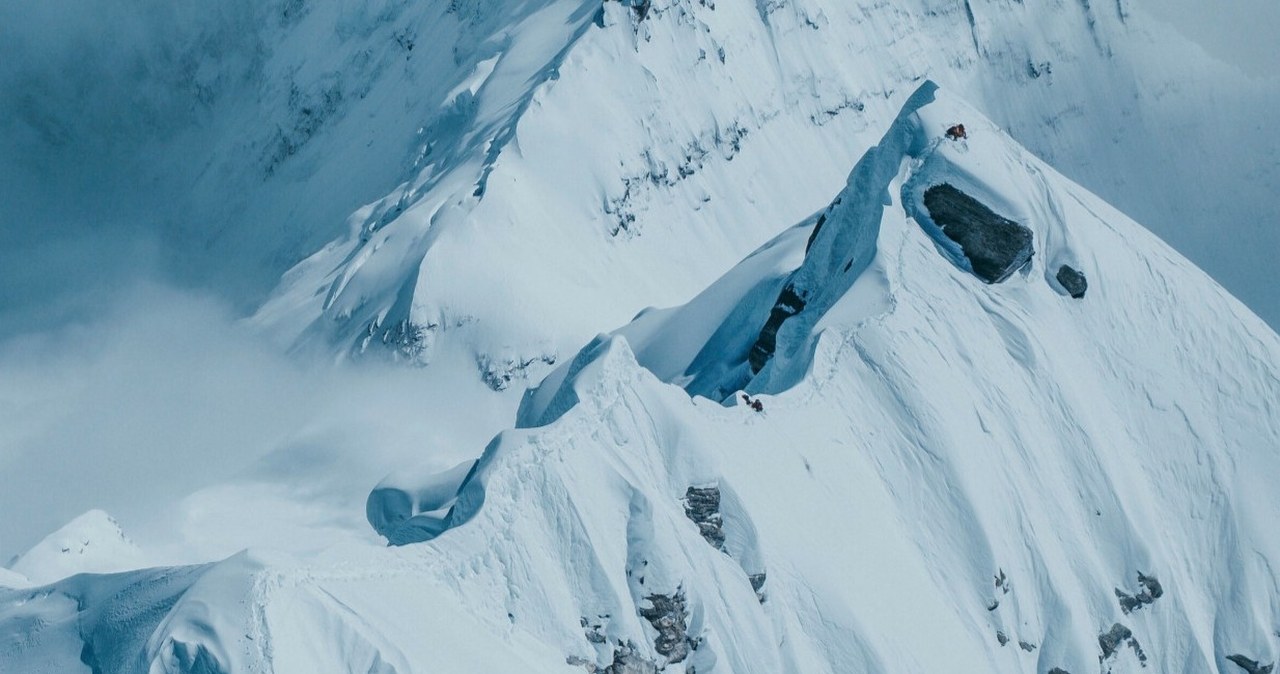 Burza śnieżna odcięła drogę turystom. Trwa akcja ratunkowa na zboczach Mount Everestu