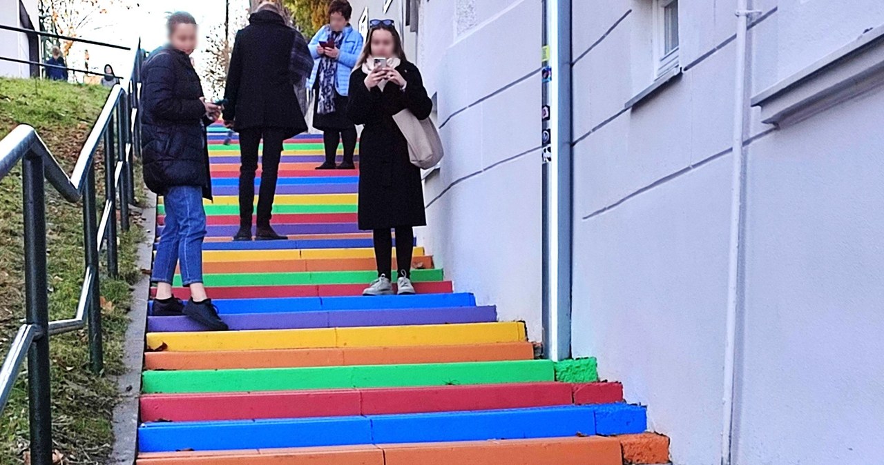Kolorowe schody przyciągały mieszkańców i turystów. Ktoś je przemalował