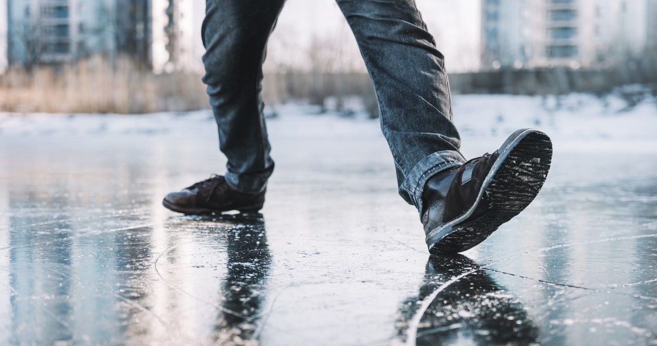 Uwaga na gołoledź i marznące opady. IMGW wydał alerty dla części Polski