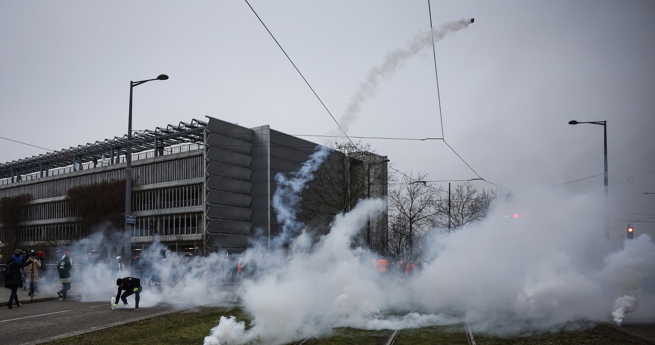 Dwóch Polaków zatrzymanych. Gaz i armatki wodne przed Parlamentem Europejskim