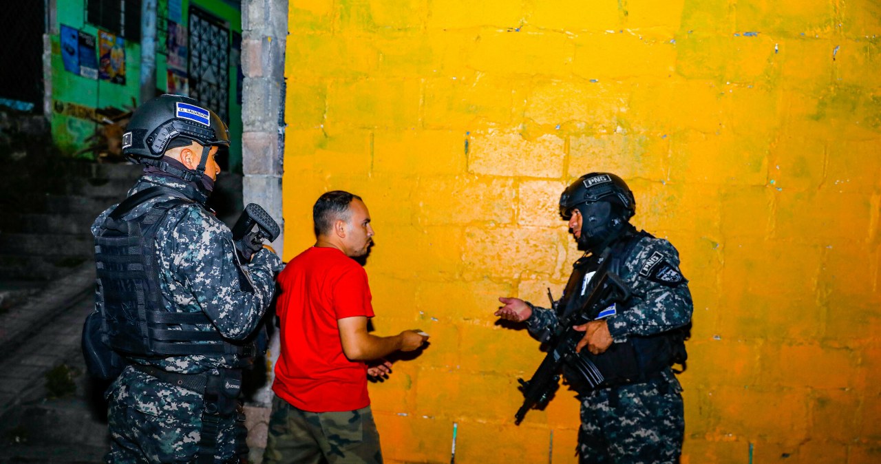 Ksiądz, nieletni i biznesmeni wśród ofiar. Policjant przyznał się do 97 zabójstw