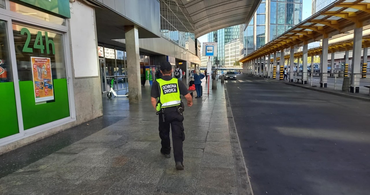 Atak nożownika przy Dworcu Centralnym w Warszawie. Policja ogłosiła akcję Omega