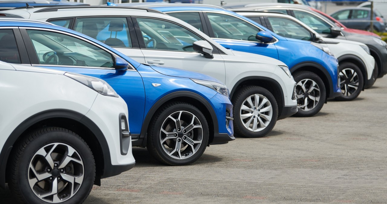 Pijani kierowcy zostawiają po sobie miliony. Skarbówka sprzedaje ich auta za grosze