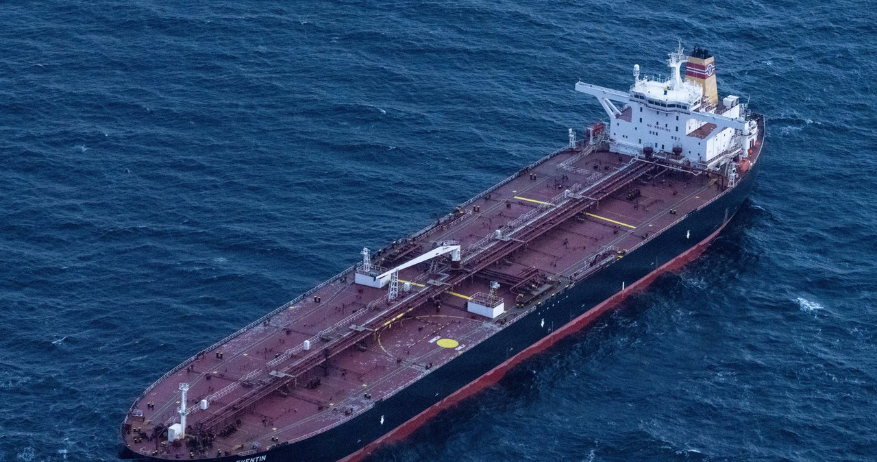 Statek rosyjskiej "floty cieni" z transportem ropy dryfuje na Bałtyku