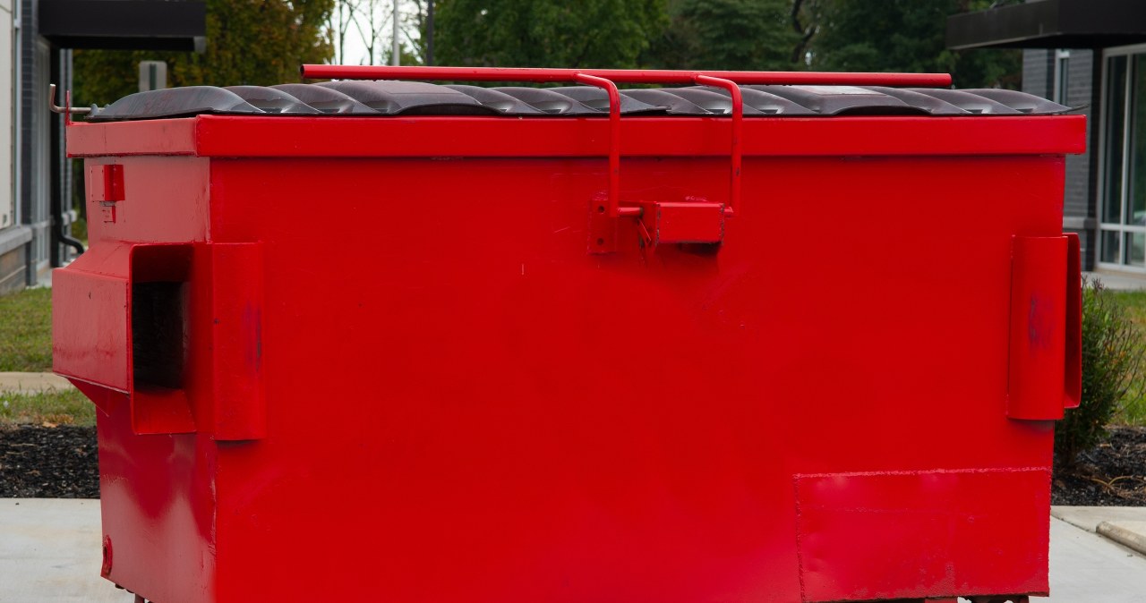 Czerwone kontenery pojawiły się w Krakowie. Mieszkańcy tej ulicy mogą tam wrzucć tekstylia