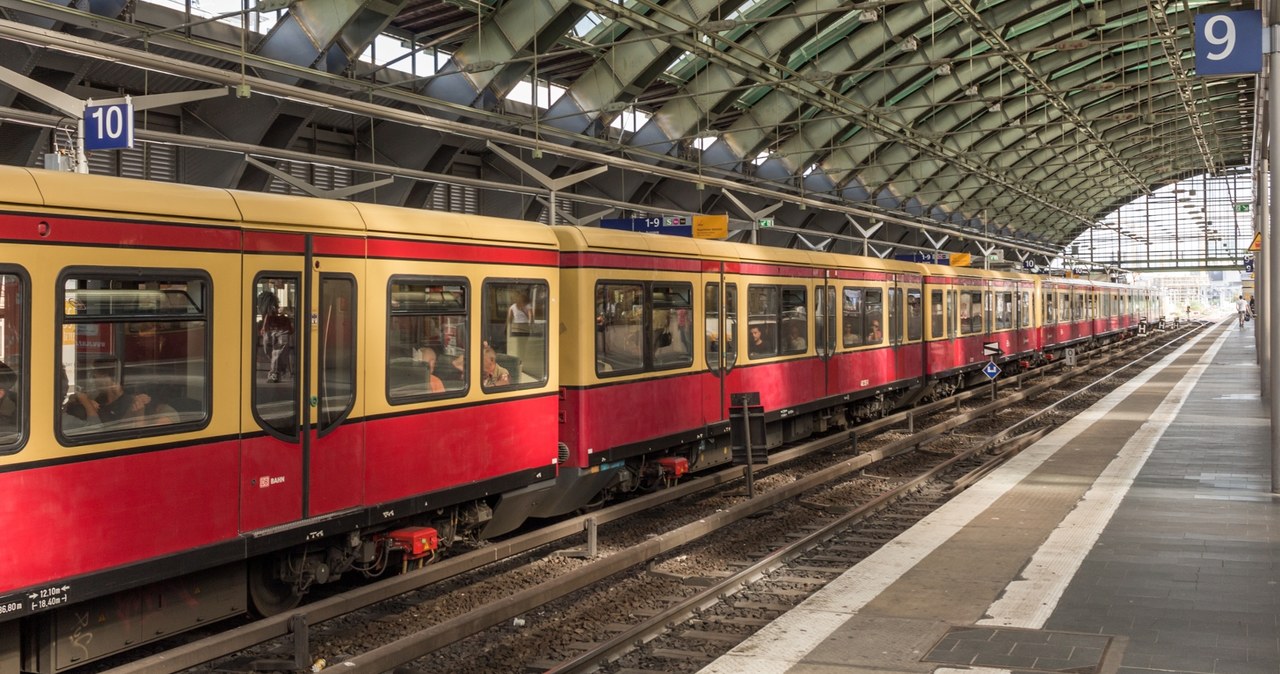 Wpadli na pomysł, by "surfować" na dachu pociągu. Obaj zginęli