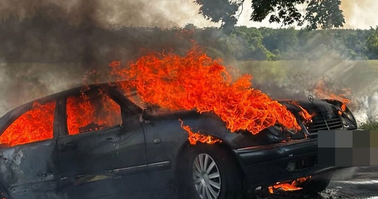 Mercedes stanął w ogniu. Nietrzeźwy kierowca uciekł, ale zdradziła go jedna rzecz