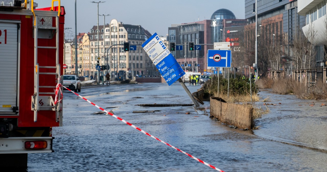 Awaria wodociągowa we Wrocławiu. Zalane ulice, korki i objazdy