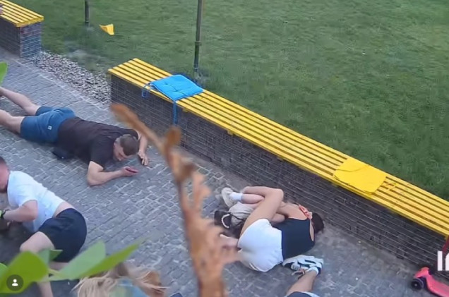 Ludzie rzucili się na ziemię, kobieta osłoniła dziewczynkę. Nagle rozległ się potężny huk
