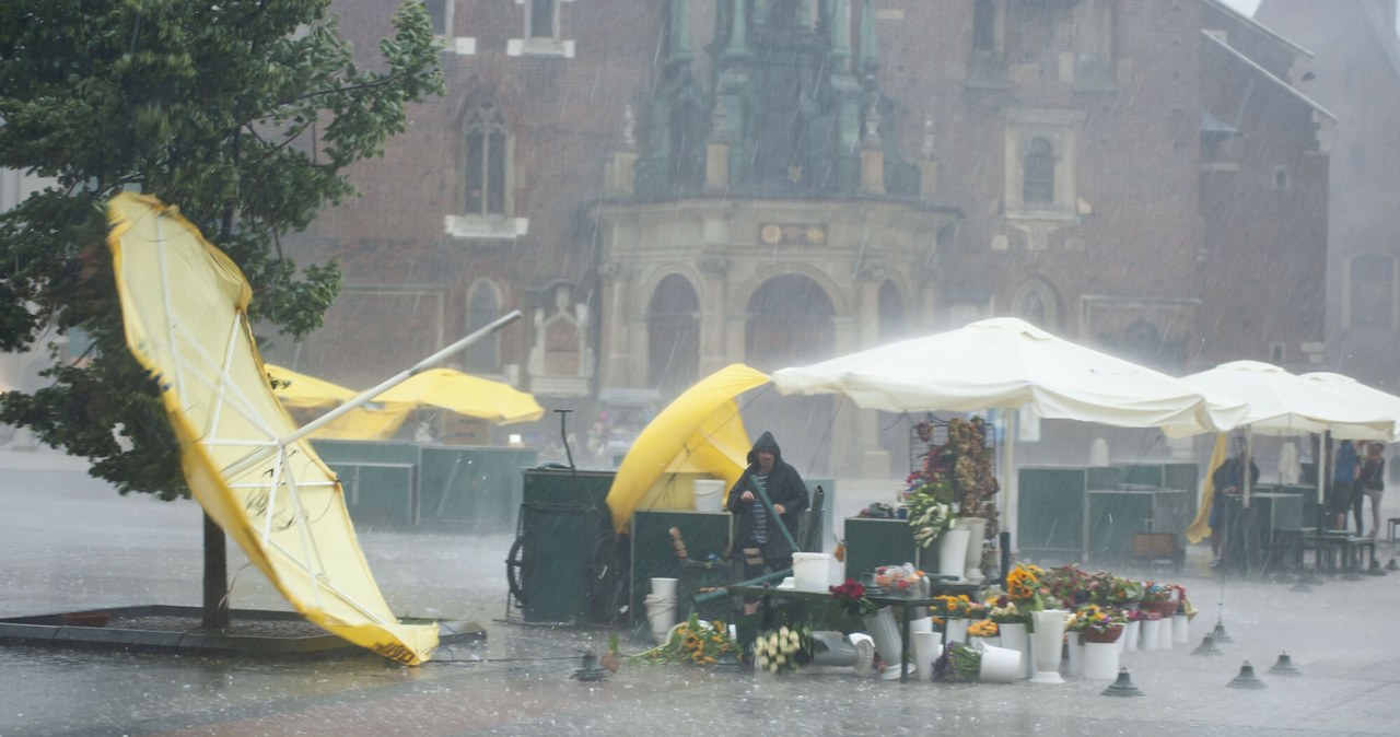 Alert RCB przyszedł w Krakowie po ulewie. Co zawiodło?
