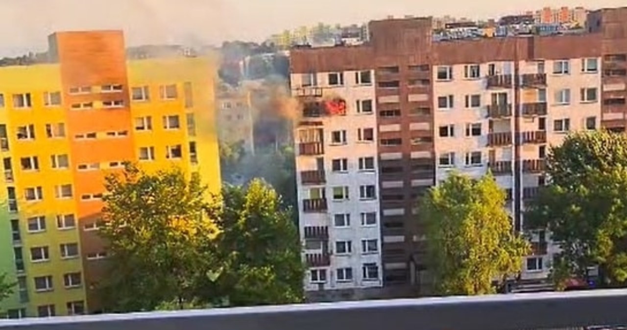 Ogień szalał na szóstym piętrze. Groźny pożar w bloku w Sosnowcu