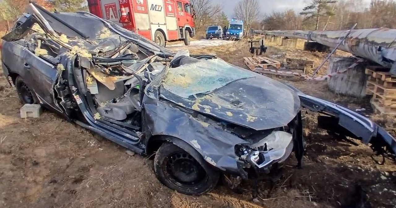 Auto wbiło się pod rury ciepłownicze. Czwórka nastolatków w szpitalu