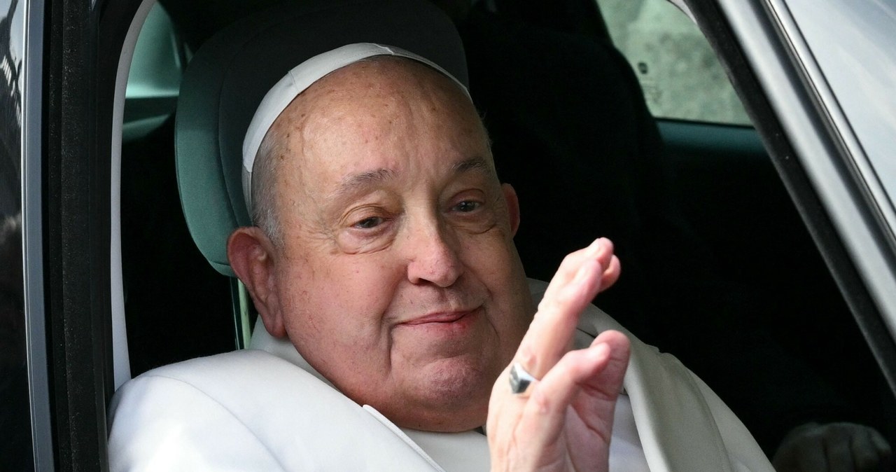 Wierni modlą się za papieża Franciszka po doniesieniach z Watykanu