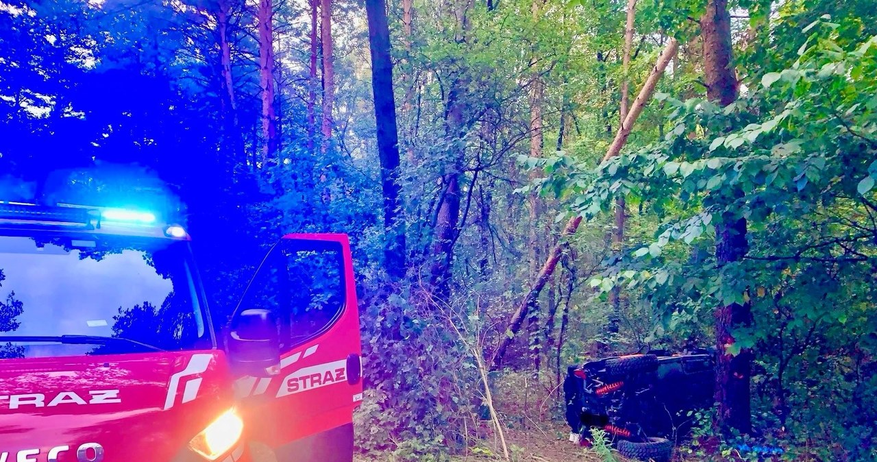 Buggy rozbił się o drzewo. Cztery osoby ranne