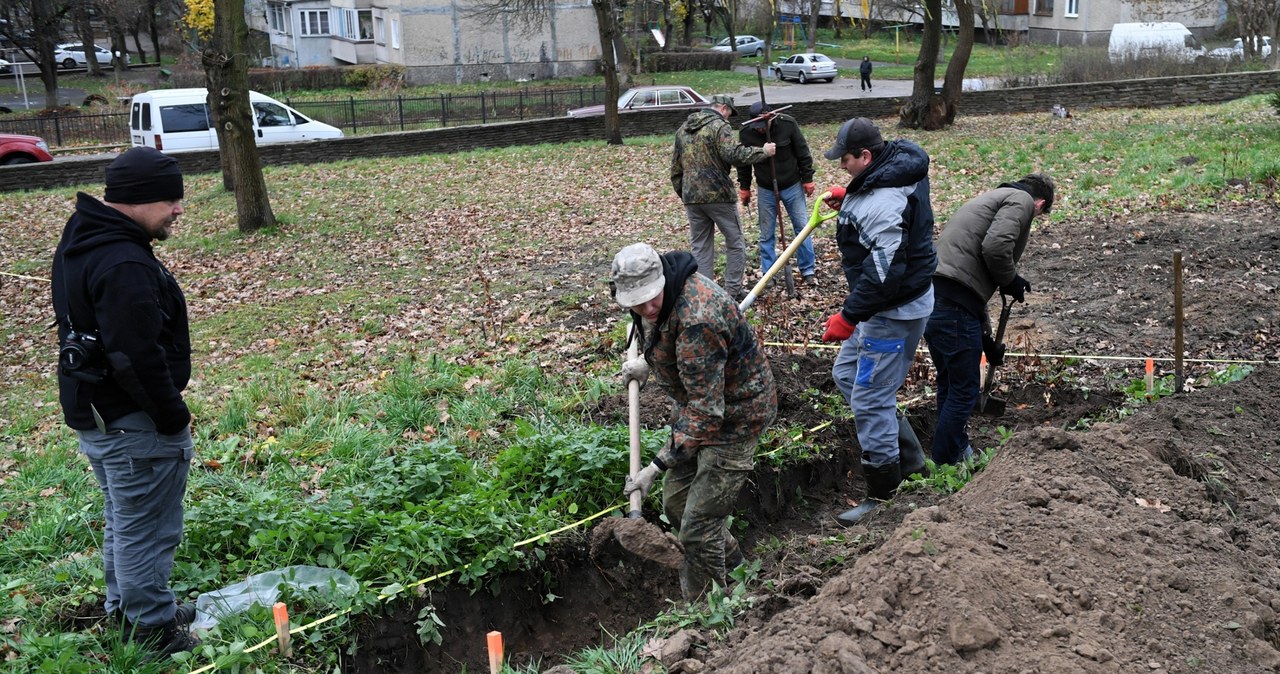 Ruszyły ekshumacje polskich żołnierzy. Pomagają Ukraińcy