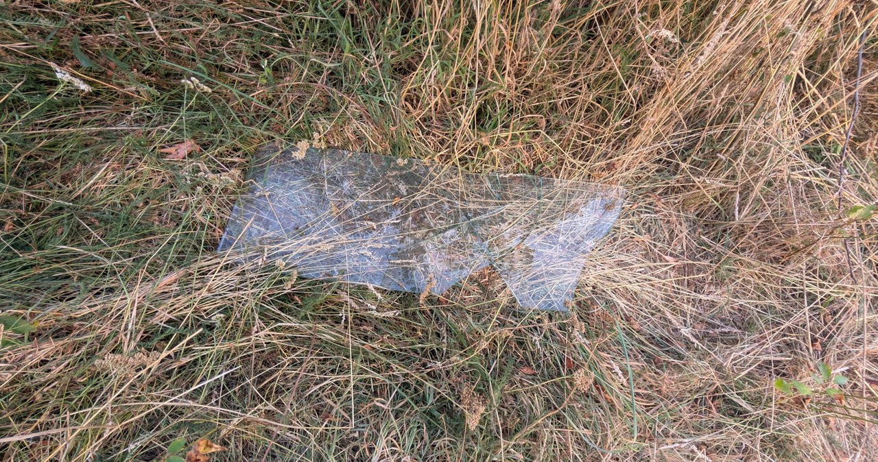 W tym miejscu w Osinach spadł dron wojskowy