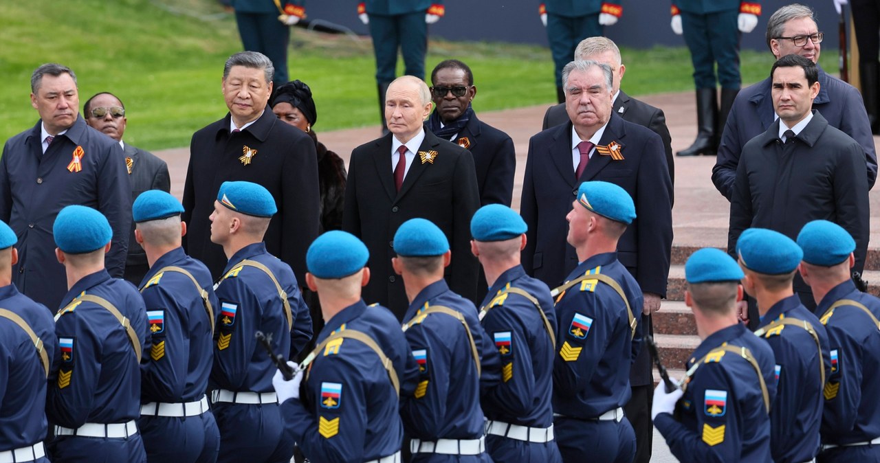 Huczna defilada w Moskwie: Pokaz siły czy desperacki krzyk Kremla?
