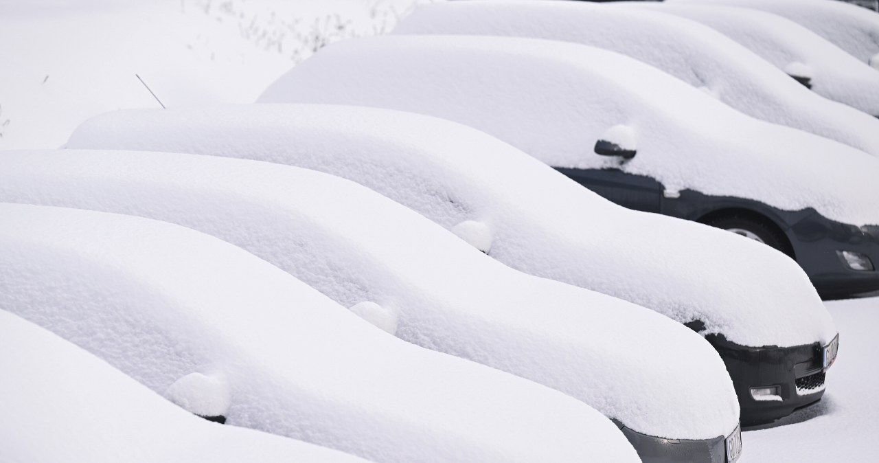Pomorskie sparaliżowane przez śnieg. Zamknięte szkoły, karetki utknęły w zaspach