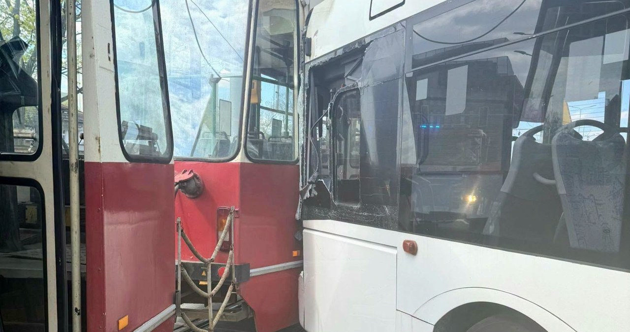 Poważny wypadek w Toruniu. Zderzyły się tramwaj i autobus
