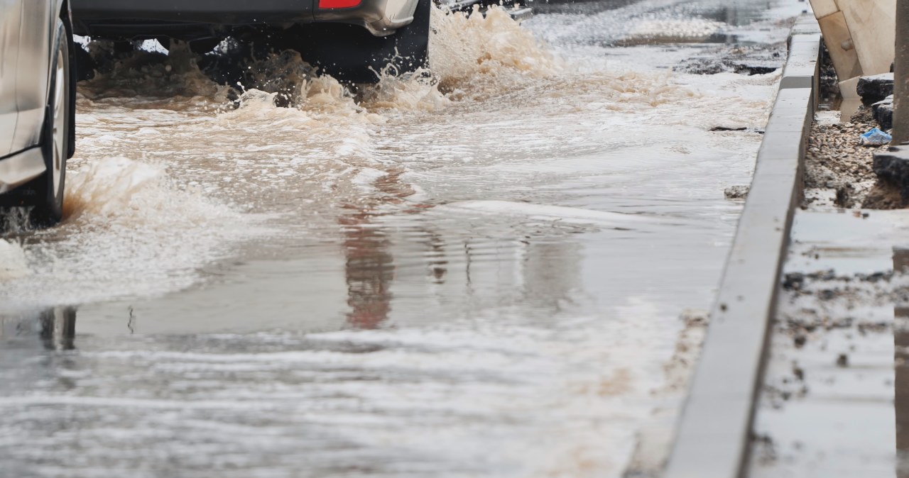 Zalane posesje i nieprzejezdne drogi. Roztopy dają się we znaki