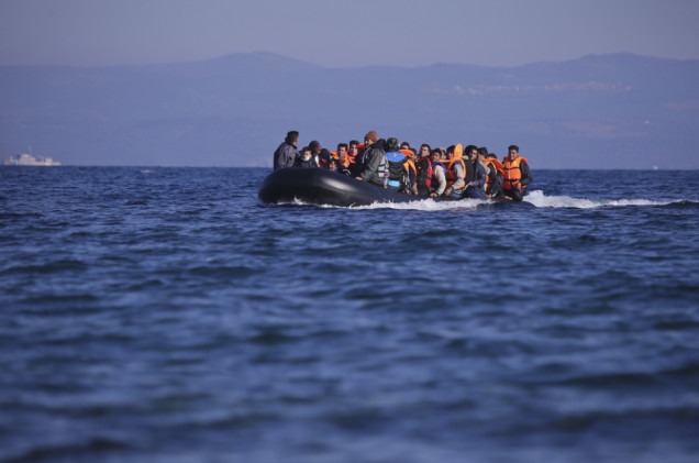 Niechlubny rekord La Manche. Tylu migrantów zmieściło się na jednym pontonie