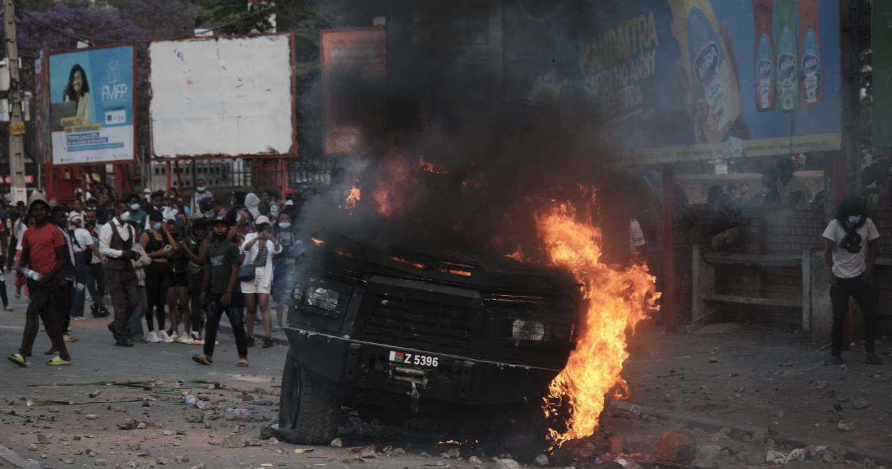 Prezydent uciekł z kraju wojskowym samolotem