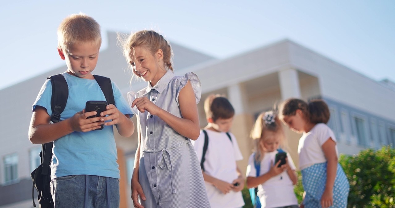 Polska: Uczniowie przyspawani do smartfonów, nie czytają lektur, AI uczy się za nich