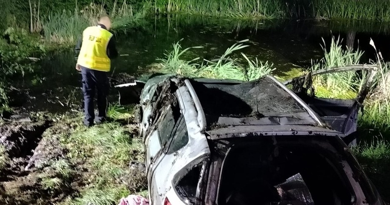 Nie miała prawa jazdy, wjechała do bagna. Dwie osoby nie żyją