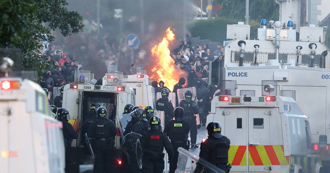 ​Płonące auta i koktajle Mołotowa. Policja użyła armatek wodnych w Irlandii Północnej