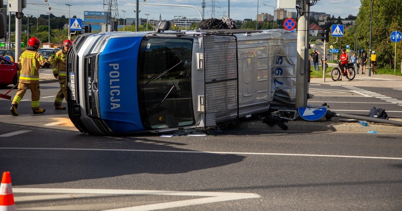 Radiowóz przewrócił się na bok. Wypadek w Olsztynie