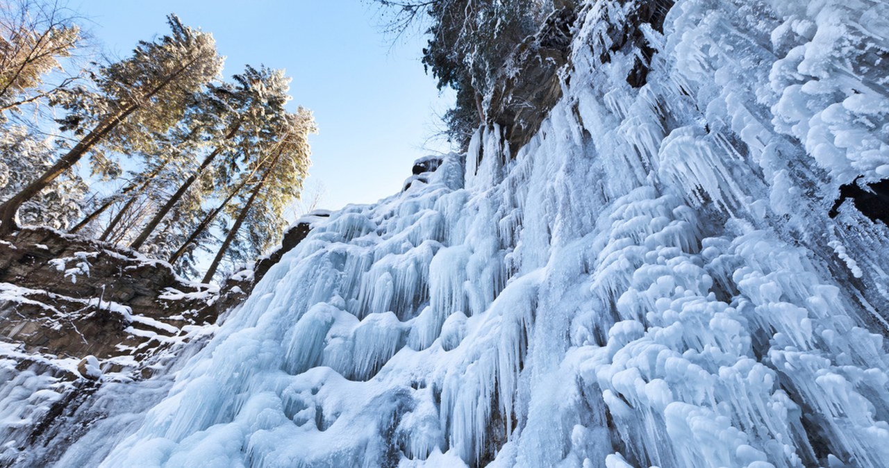 Wielki wodospad całkowicie zamarzł. Rzadkie zjawisko w Karpatach