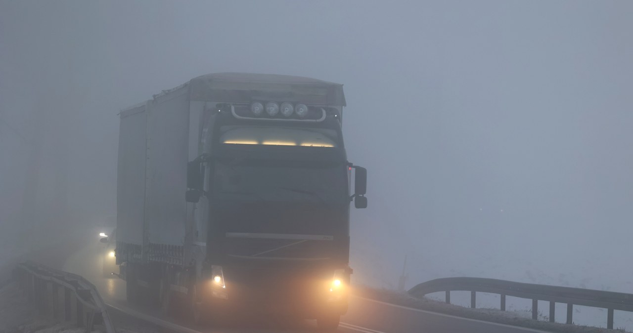 Śliskie drogi, mgła, ograniczona widoczność. Żółte alerty IMGW