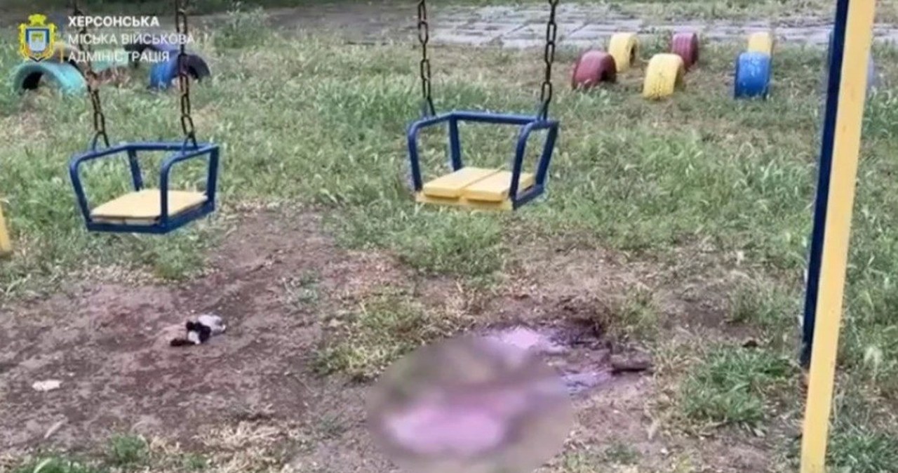 Rosyjski atak na plac zabaw w Chersoniu. "Druzgocący cios"