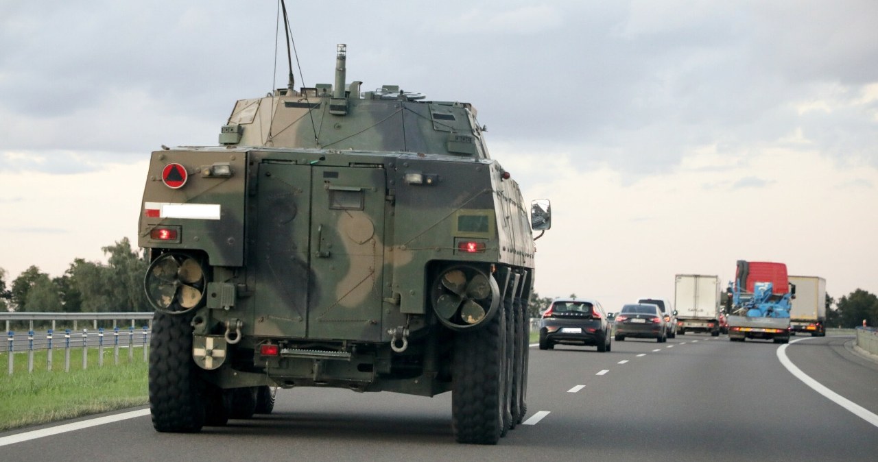 Uwaga kierowcy. Wojsko wyjeżdża na drogi. Czego absolutnie nie robić?