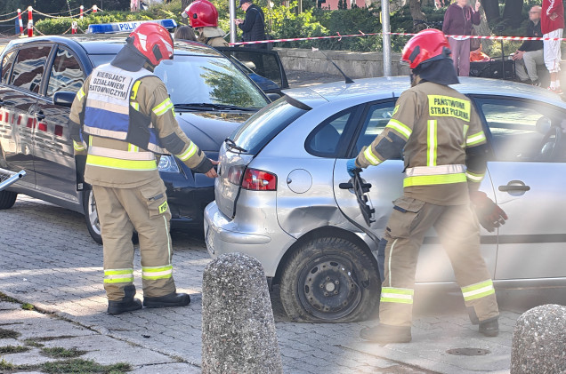 Wypadek aut w Opolu. Jedno z nich potrąciło przechodniów