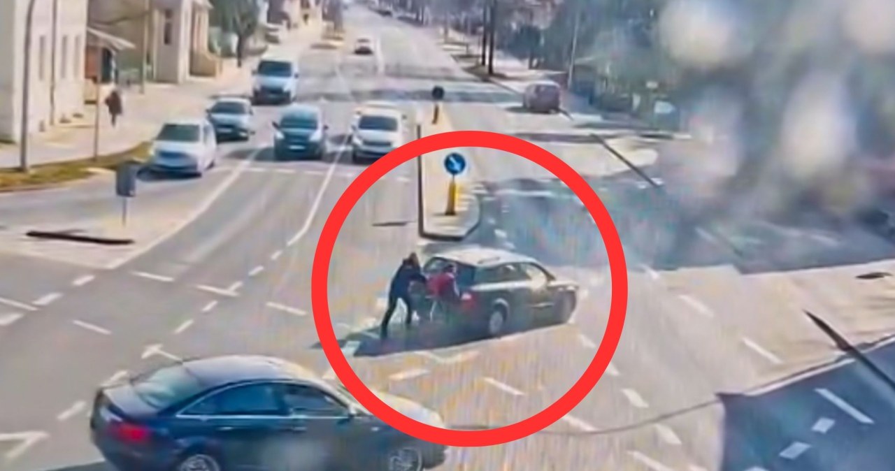 Awaria auta na środku skrzyżowania. Z pomocą ruszyła jedynie kobieta