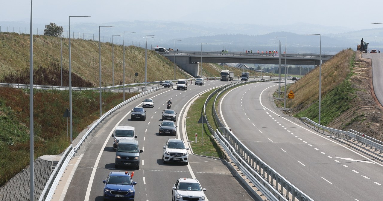 ​Trzy pęknięcia na nowej "zakopiance". Obowiązuje ograniczenie prędkości