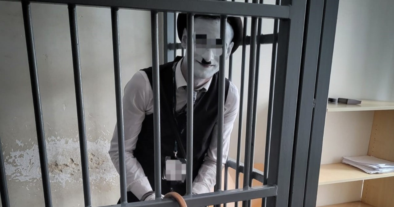 Dwóch mimów zatrzymanych na przejściu. Jeden był poszukiwany