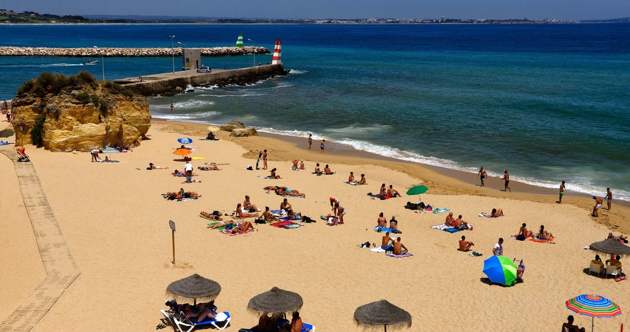 Bomby na plażach w Portugalii. Apel do turystów