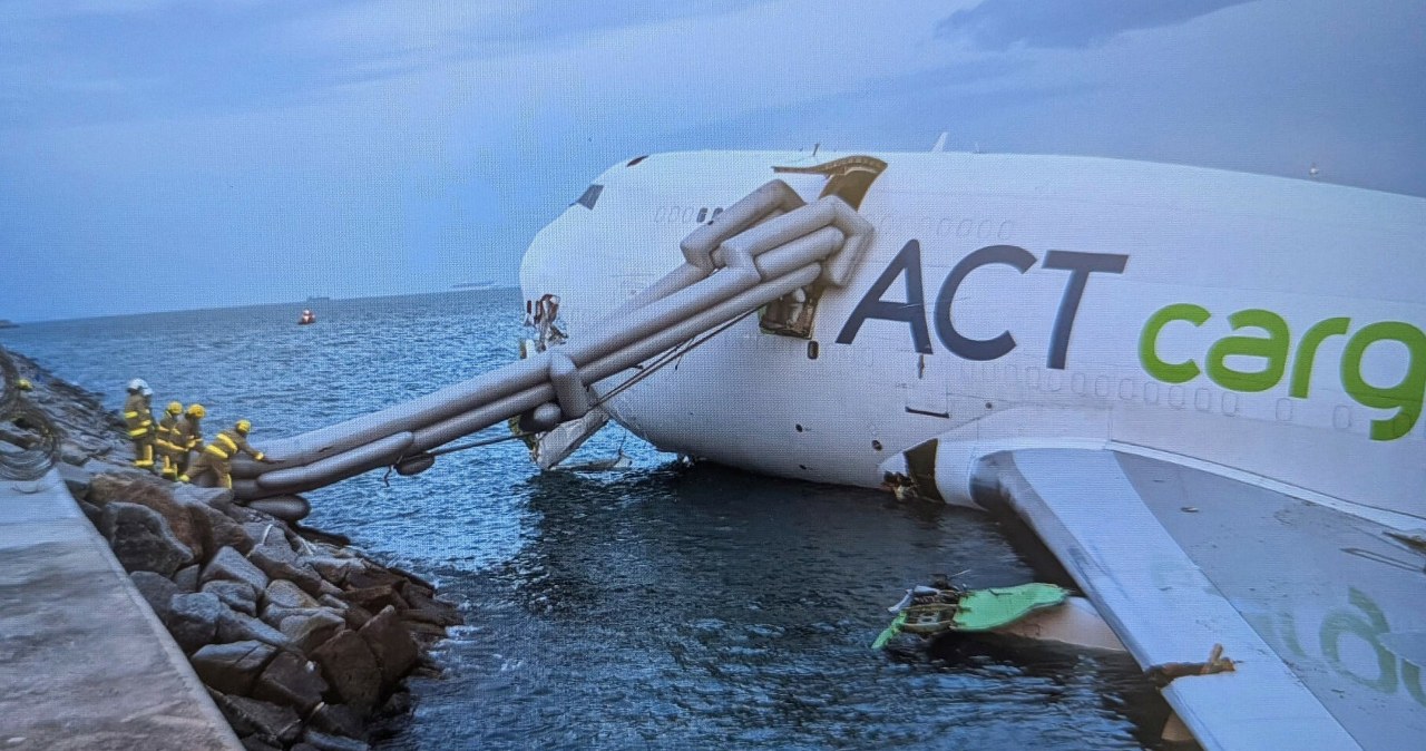 Katastrofa na lotnisku, samolot wpadł do morza. Są zabici