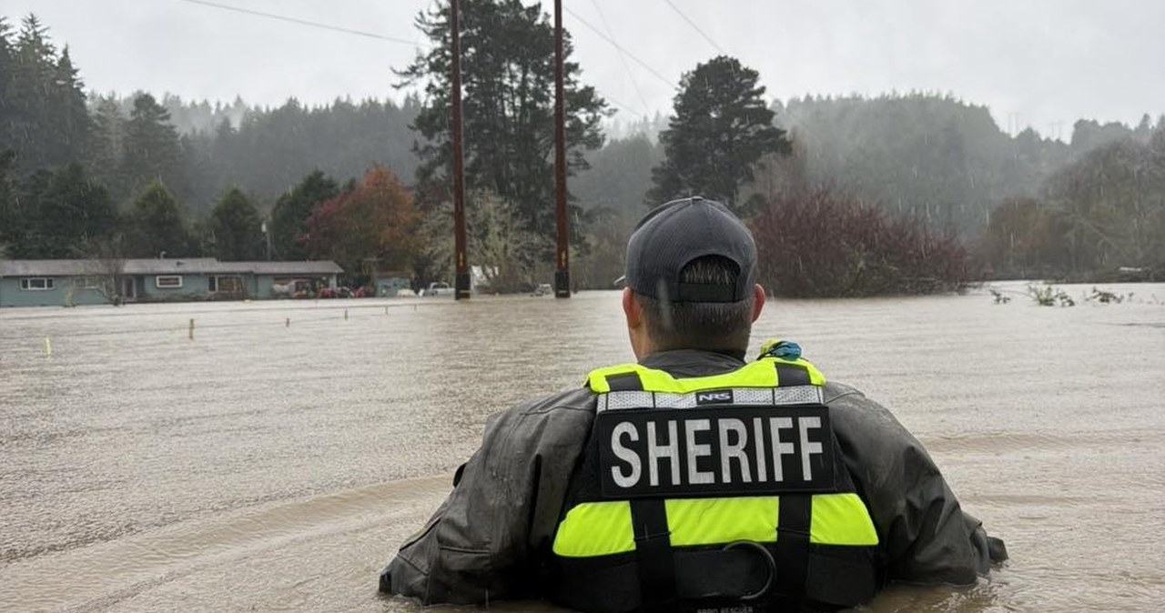 Ludzie uwięzieni w samochodach, drogi zawalone błotem. Stan wyjątkowy w hrabstwie Los Angeles