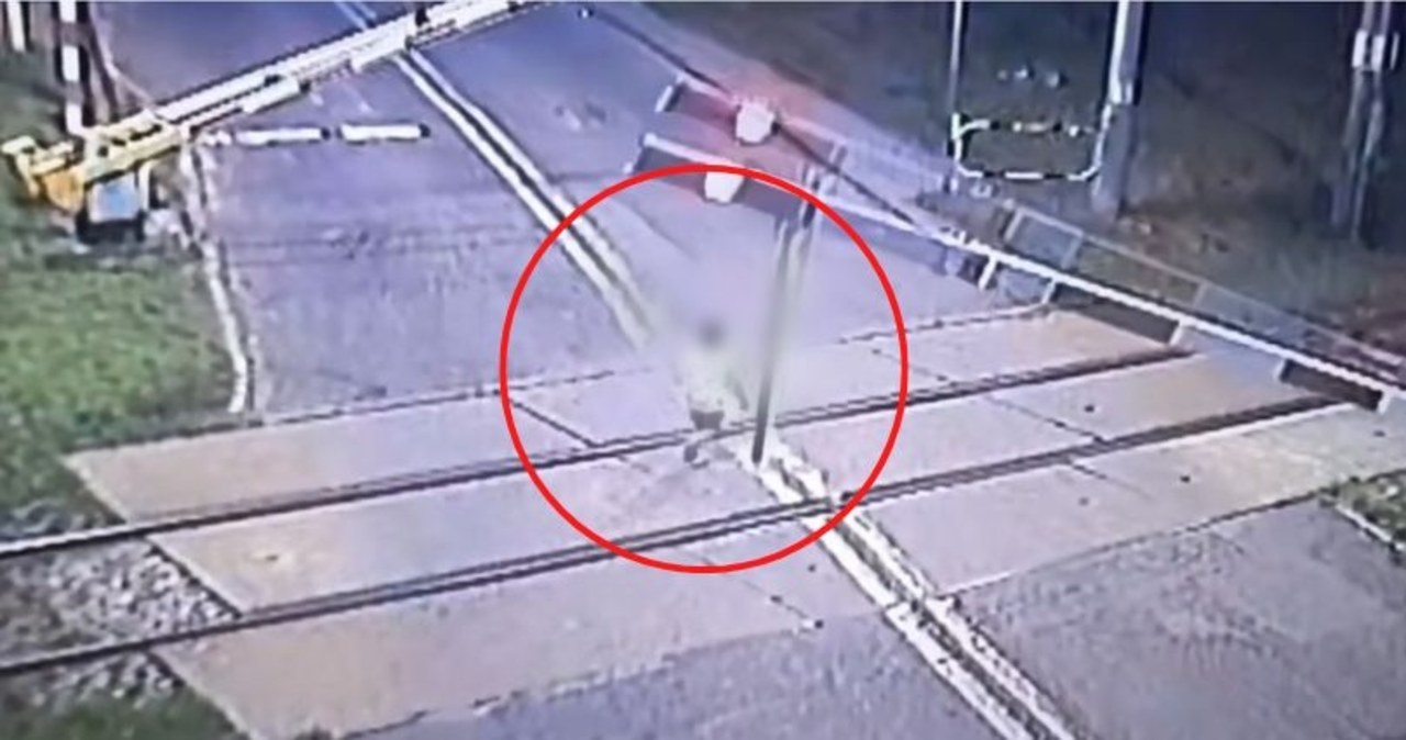 Zamknięte rogatki, 6-latek na torach. O włos od tragedii FILM