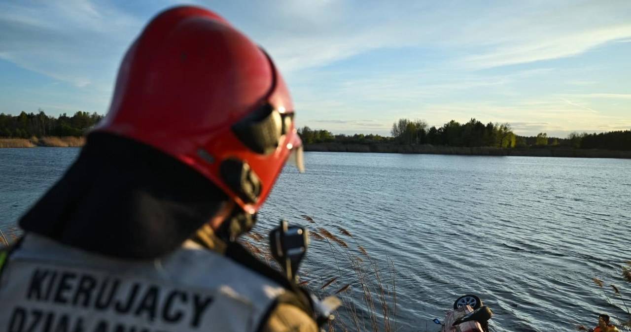 Samochód wpadł do zbiornika wodnego. W środku były cztery osoby