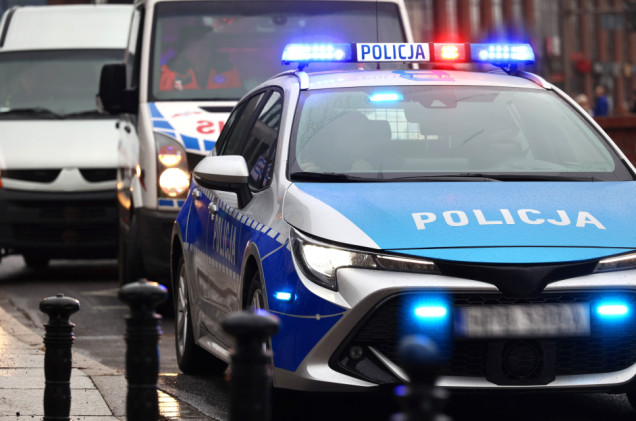 Atak na policjantów CBZC w Warszawie. 29-latek miał dwa kastety i maczetę
