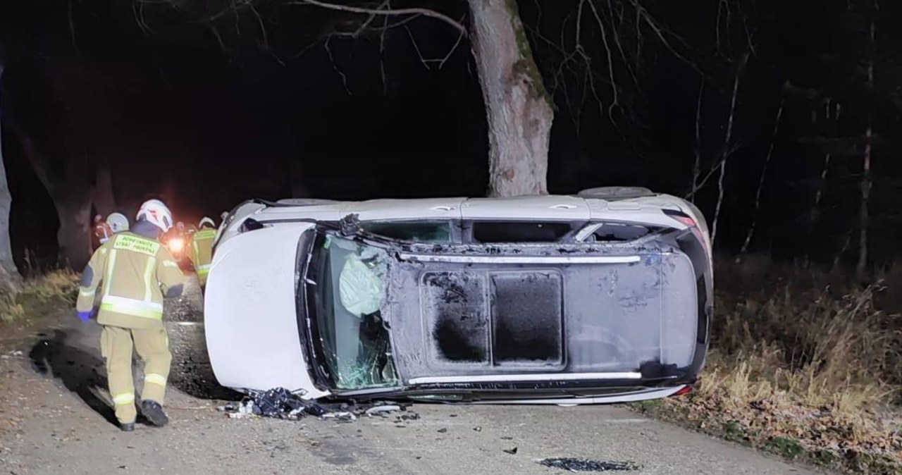 Wypadek pod Wałczem. Kierowca zakleszczony w pojeździe