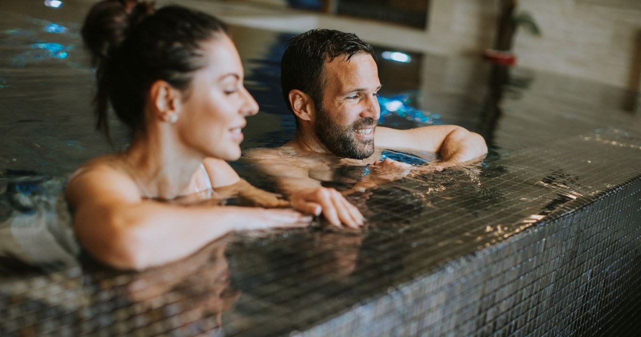 Zima na Podhalu nie tylko w Zakopanem. Szaflary oferują pokoje z widokiem na Tatry i dostępem do term