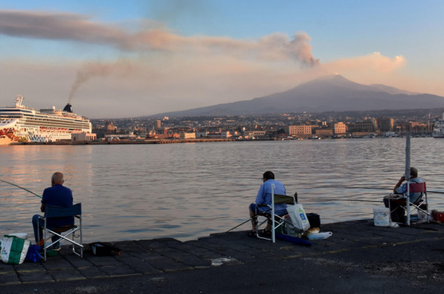 Kłopoty turystów na Sycylii. Etna wciąż paraliżuje loty